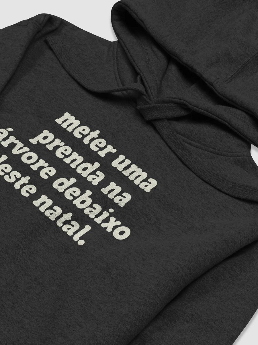 meter uma prenda na árvore debaixo deste natal. | Hoodie product image (3)