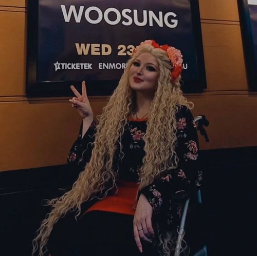 Breaking: local mermaid escapes aquarium.
⠀ 
🎵 @iwoosung