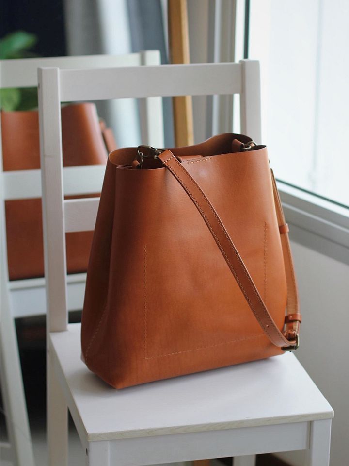 Vegetable tanned Leather Shoulder Bag product image (1)
