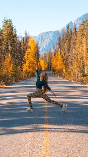 Fall is my favorite color🍂
*
*
*
🎥 @champexcellent 
*
*
*
#banffalberta #albertacanada #figureskating #iceskating #rollerskat...