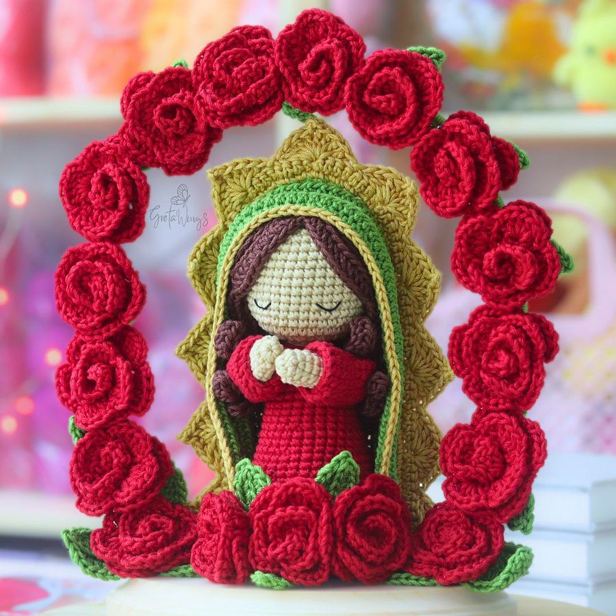 Virgen de Guadalupe Amigurumi Hecha a Mano con Rosas: Un Regalo de Fe y Amor (Descarga Digital) product image (7)