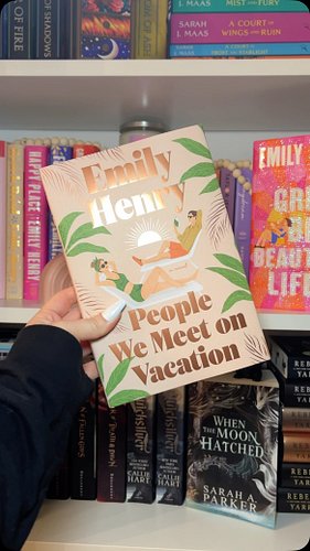 A closer look at the new deluxe edition of People We Meet on Vacation by @emilyhenrywrites 🥹

Con here – if you haven’t heard...