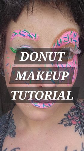 Here's a little sped up tutorial :)

Product used on previous poat🍩🖤

#MakeupTutorial #creativemakeup