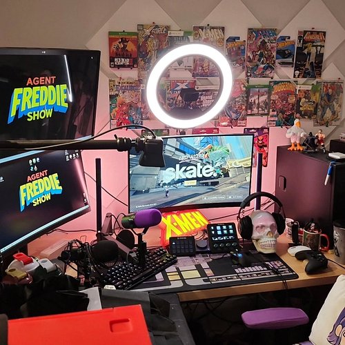 Before anyone complains about the comics on the wall, they are all duplicates from my collection 😀 

So this is me putting it...