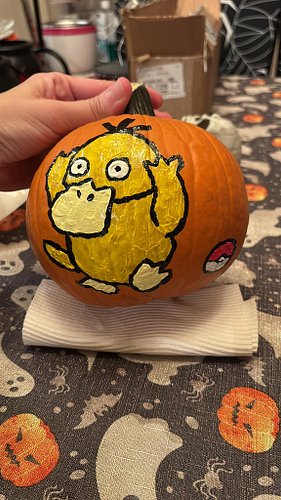 I painted a pumpkin tonight! This was my first ever time doing pumpkin art 🥰 I’m super happy with it!