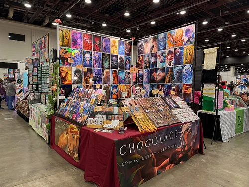 At Youmacon 2025 with tons of new stuff! ✨come check out booth D13. 
#youmacon #youmacon2025 #kpopdemonhunters #conventionartist