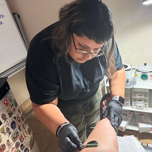 leg and underarm wax on my mom ☺️ 
i’m super grateful to have supportive friends and family booking with me 🥰 appreciate them...