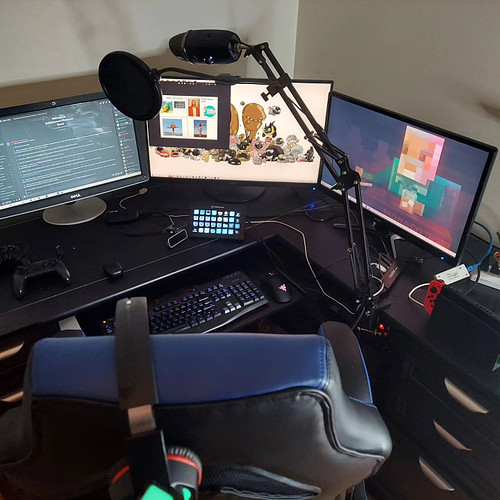 Now that I'm in a new place, that isn't an absolute disaster yet, wanna rate my setup?
