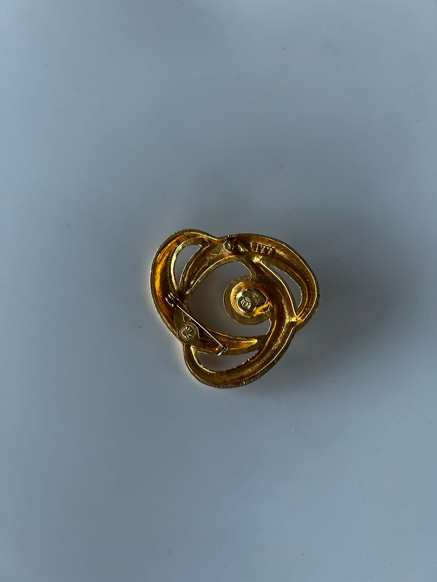 Vintage AAI Gold Tone Faux Pearl Brooch product image (4)