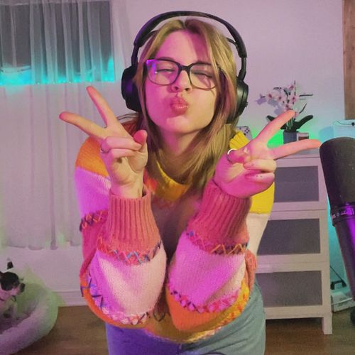 Be the reason someone smiles today ☀️
.
.
.
.
.
.
.
.
.
#gaming #gamergirl #rgb #streamer #stream #twitchqc #twitchpartner #t...