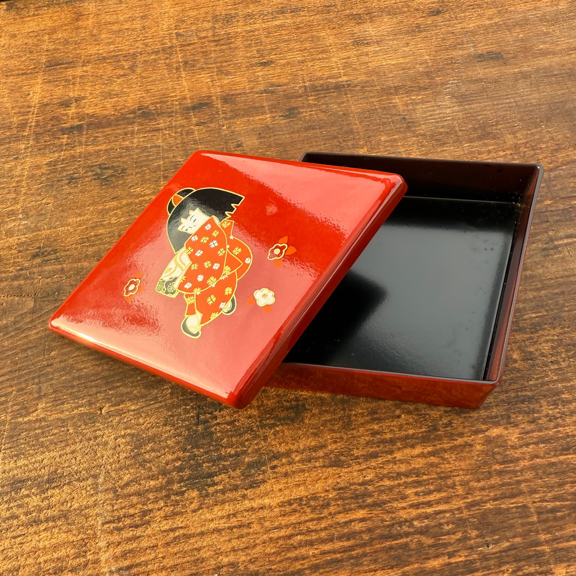 🎎 Lacquered Japanese Box with Dancing Child Motif – Late Showa Era or Newer – Japan Antique Roadshow product image (2)
