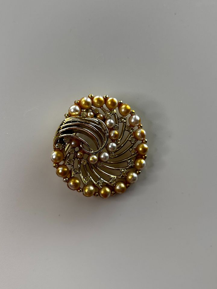 Vintage Gold Tone Faux Pearl Swirl Circle Brooch product image (2)
