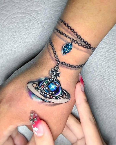 My newest tattoo when it was fresh! From @estee.ttt 

I love Vivienne Westwood and own several pieces, now I got one on my sk...