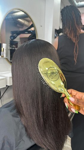 Our hybrid installs are perfect for the ladies who like to wear their hair up and down and still have volume 👱🏾‍♀️🎀 

Service...