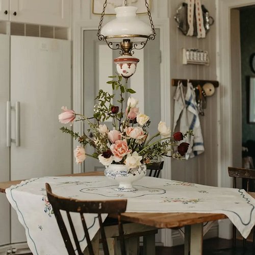 Love everything about this space! And what a creative way to hang a serving tray!! 🤎🌷💕💐🎀
#cottagekitchen #vintagekitchen #vin...