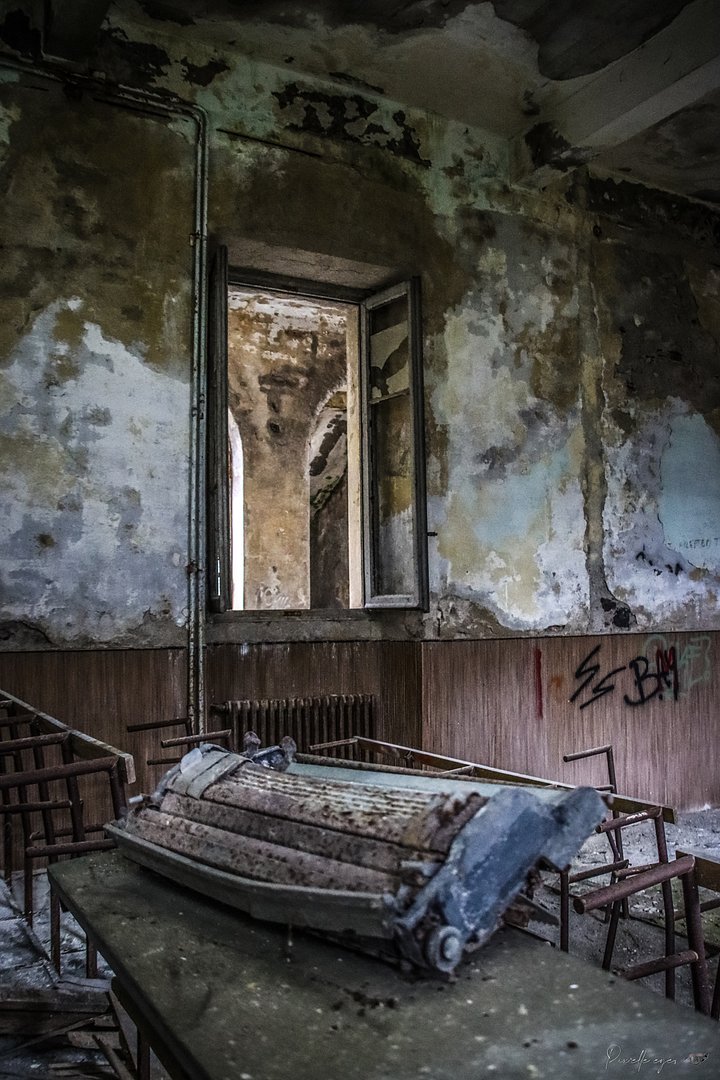Echoes of Ink – Rusted Typewriter in Abandoned School-Urbex Italy product image (1)