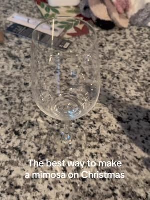 The best way to make a mimosa on Christmas #christmas #holidays #mimosa #drinktok #bartender #funnyvideos 