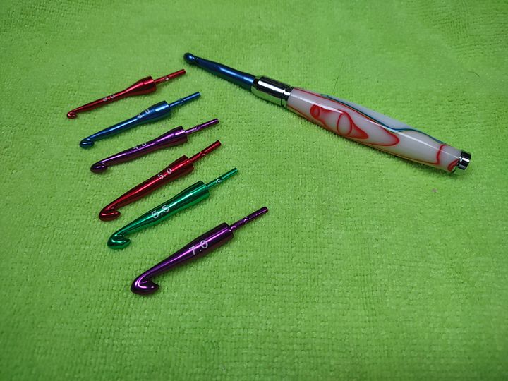 Hooked on Style: Interchangeable Crochet Hook Set with Yarn-Swirled Acrylic Handle product image (1)