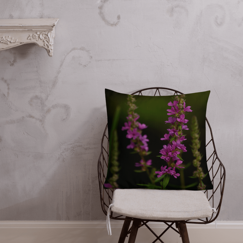 Premium-Kissen - Violette Blüten vor dunklem Hintergrund product image (5)