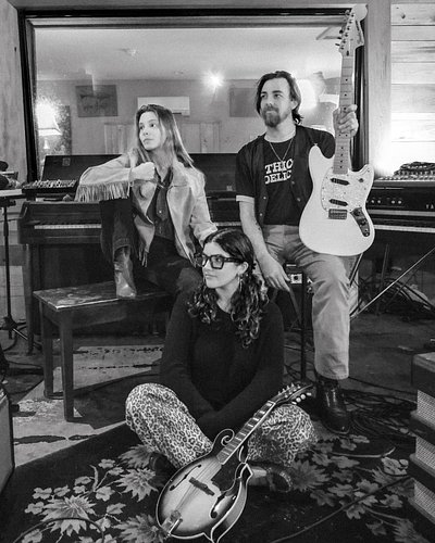 Family photo🤗
The Wolfgang Issue OUT NOW

📸: @untamedframemedia 

#EnemyMagazine #WolfZimmerman #CharlestonMusic #MusicCultur...