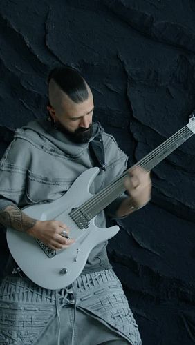 A little solo moment from “I Think It’s Time” — written by @martingonzalezmusic and me.
The mirrorboard is shining like a dam...