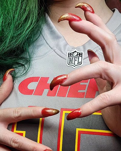 Super Bowl claws. 

I made them a bit thinner than last time, but I'm still not 100% happy with them, and ombre is hard. 😅 

...