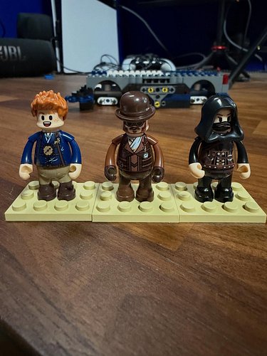 New Build Started- Lumibricks L9103 - Alchemist Moving Castle - Bags 1: MiniFigs look great. Nice solid base started and supe...