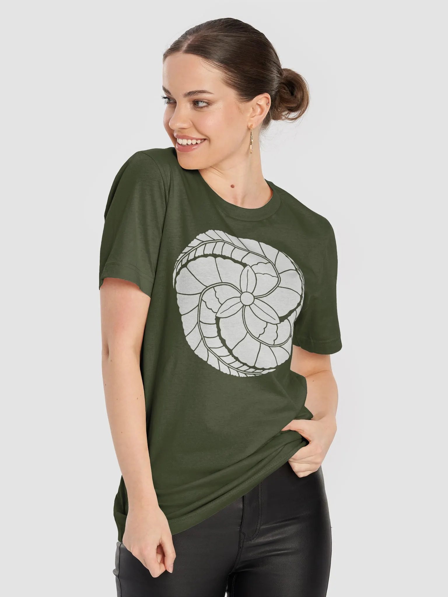 🏷️ Kuroda Clan Mon T-Shirt – The Wisteria Swirl of the Fukuoka Strategists product image (3)