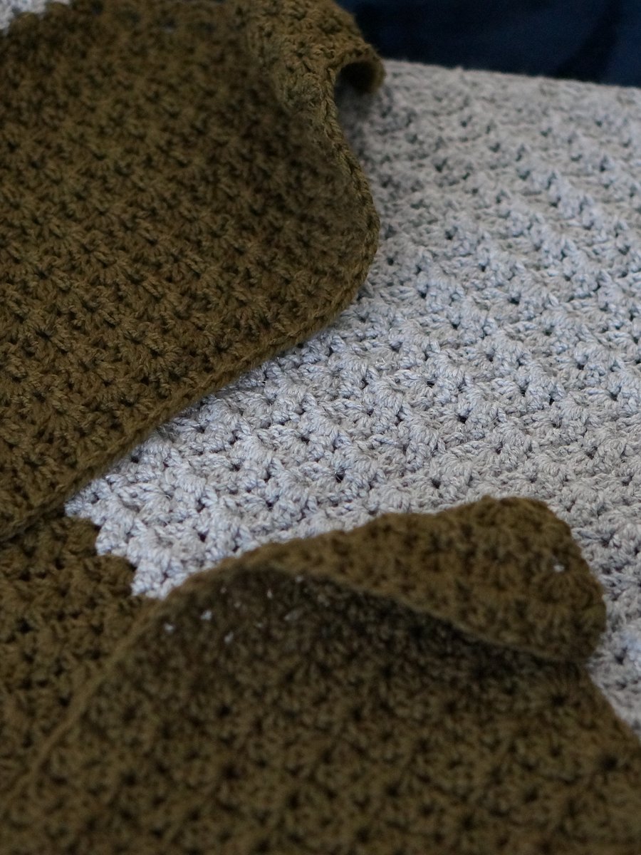 Cluster V stitch triangular shawl pdf pattern product image (2)