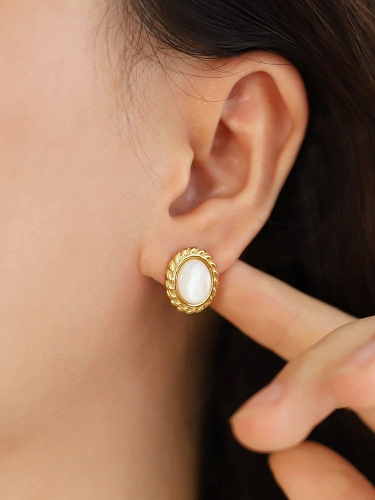 Vintage Oval Pearl Stud Earrings | 18K Gold Plated product image (6)