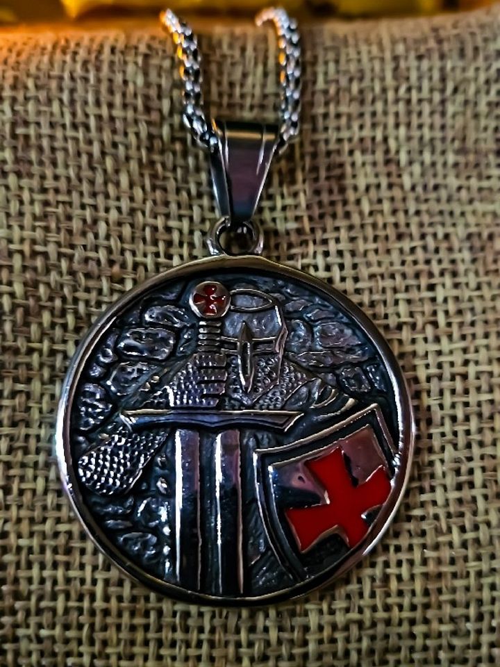 The Armored Kingdom Seal of the Crusader Necklace product image (1)