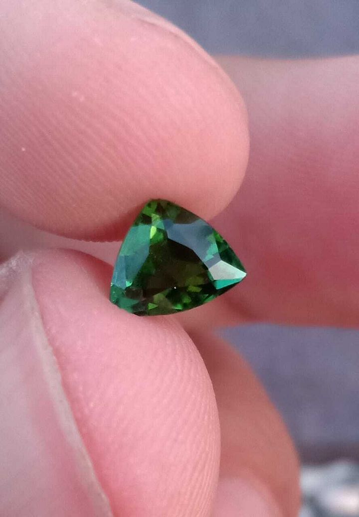 BRAZILIAN TOURMALINE TRILLION SHAPE GREEN COLOR LOOSE GEMSTONE, 1.10 CARAT product image (2)