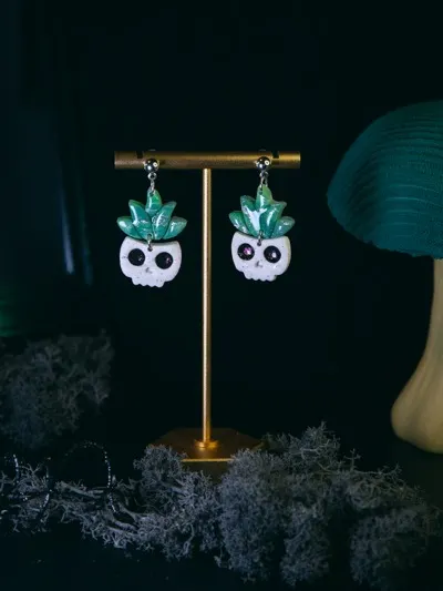 Variegated Skull Planter Dangles product image (1)