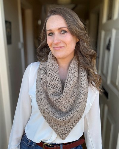 Looking for a chic new crochet project? 💖 Comment RCDS to get the details for the Richmond Shawl! Crescent-shaped and full of...