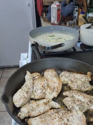 ​Un Romance Culinario: La Historia de Amor entre el Ácido y lo Dulce.🍽🍯 ​Ingredientes (para 2 personas) ​2 pechugas de pollo (o 4 filetes de pechuga). ​1 cucharada de aceite de oliva. ​1/2 cebolla pequeña (picada finamente). ​1 diente de ajo (picado o machacado). ​100 ml de caldo de pollo (o agua con un poco de pastilla de caldo). ​50 ml de crema de leche (nata para cocinar) o leche evaporada. ​1 cucharada de mostaza de Dijon (o la que tengas, pero Dijon da un mejor sabor). ​1 cucharada de miel. ​Sal y pimienta negra al gusto. ​Perejil fresco picado (para decorar). #PolloAlaMostazaYMiel #PolloGlaseado #RecetaDePollo #MostazaYMiel #GlaseadoAgridulce 