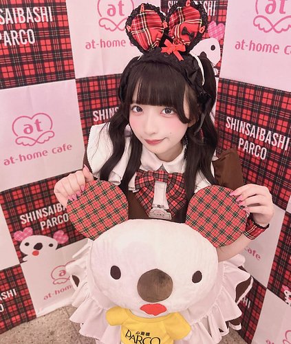 She’s too good in both looks.  How are we supposed to handle this? 💭

メイド服も、私服も、どちらも似合うのってずるくないですか…？💭推しコーデは何枚目？💖

___________...
