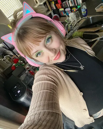 Happy Friday! It’s Sleepover Day on #Twitch 💃✨ see you later tonight, angels! 🫶🤍 

#stream #coffee #dishes