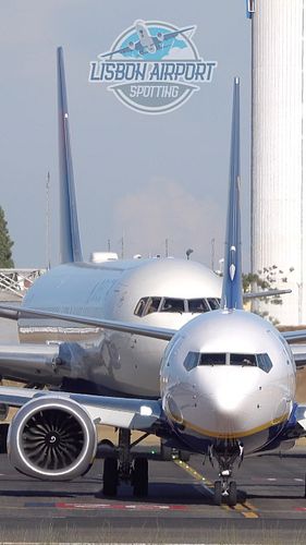 Boeing B767 vs B737 MAX8 at Lisbon Airport ✈️✨Full compilation on YouTube (link in bio @lisbon.airport.spotting ) 

 #lisbona...