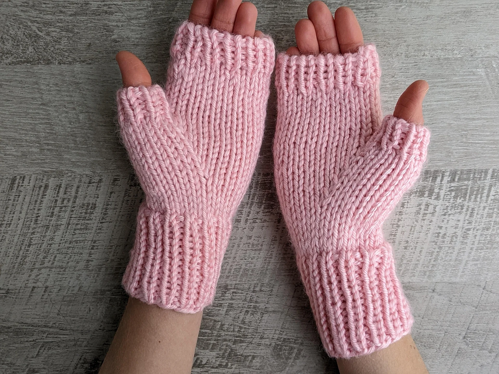 Chunky Knit Fingerless Gloves Pattern product image (8)