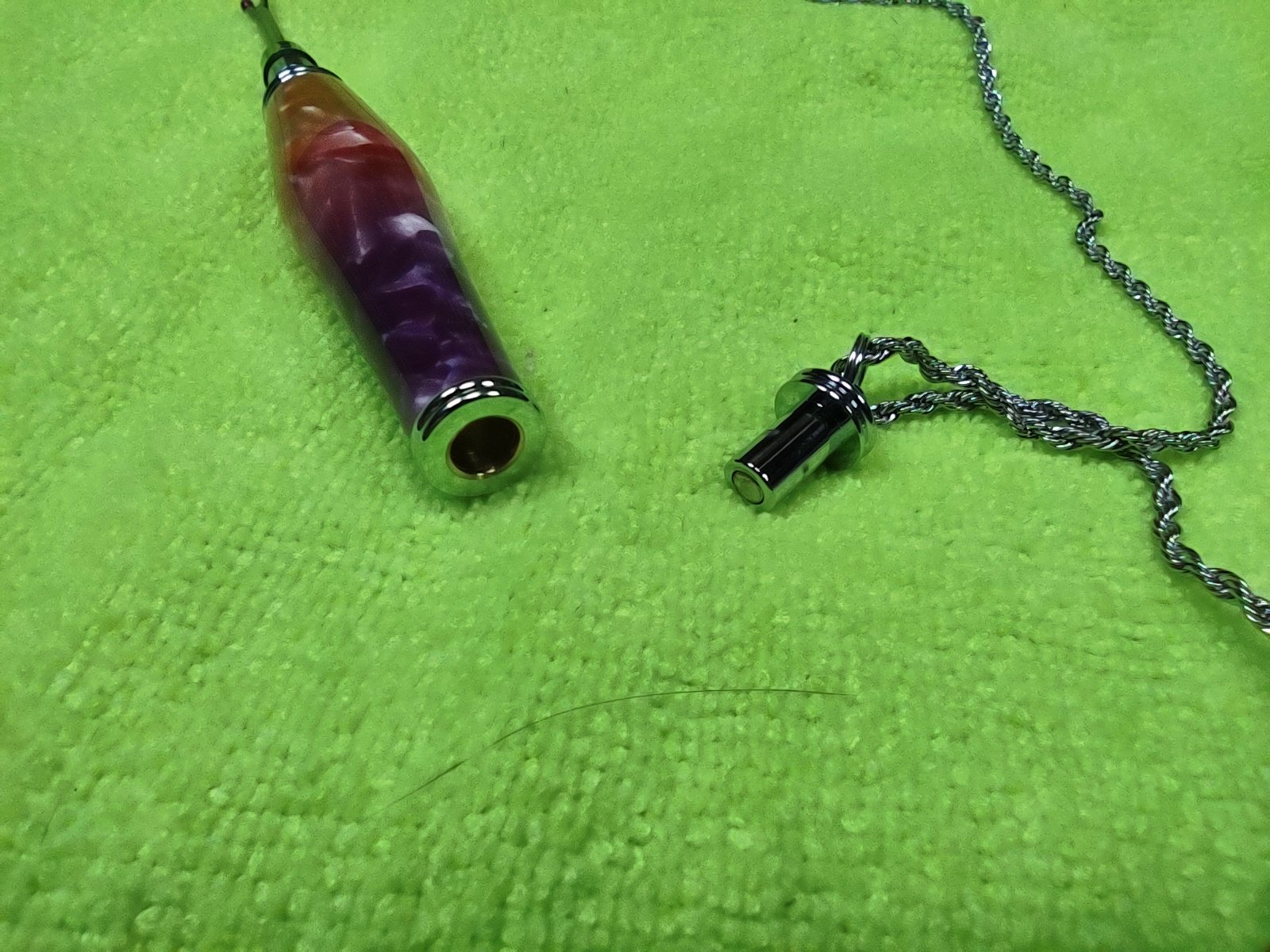 Ready to Rip: Magnetic Necklace Seam Ripper in Pink–Purple Gradient product image (3)