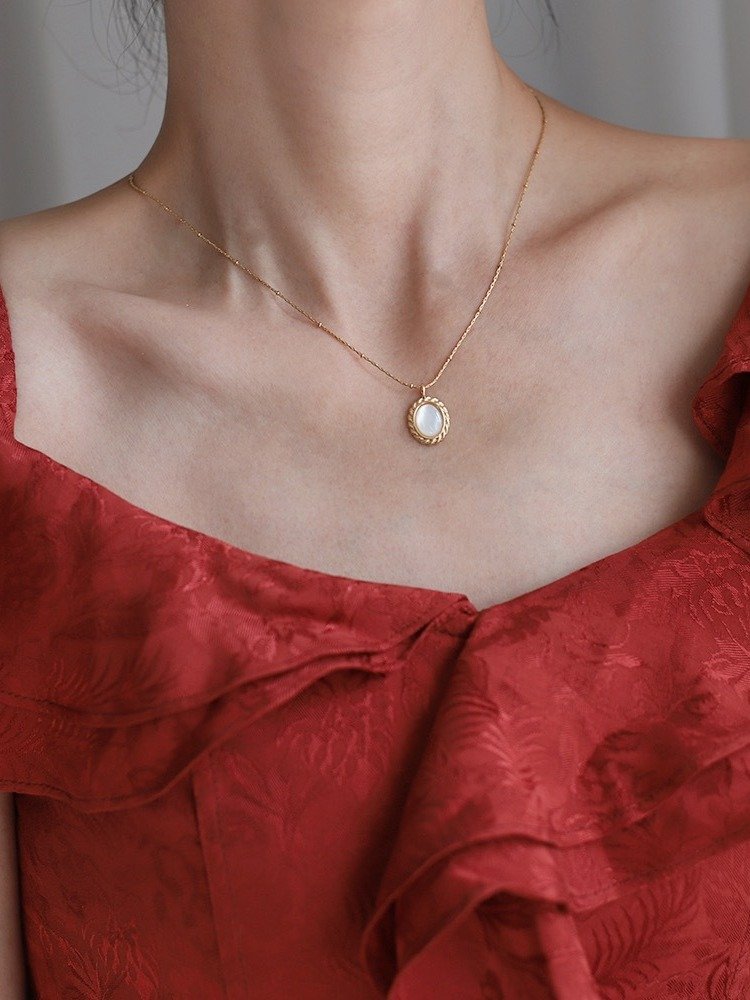 Vintage Oval Pearl Pendant Necklace | 18K Gold Plated product image (9)