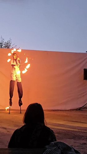 Shaking that booty on stilts haha 🤭 Fire on stilts is my next challenge (amoung others) 🔥

Did this act for the @flowmilyflow...