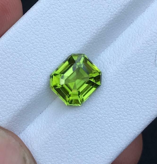 PERIDOT STONE FOR MEN’S RING ENGAGEMENT RING APPLE GREEN COLOR STEP CUT,3.70 CRT product image (1)