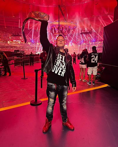 Amazing night at the Royal Rumble & meeting fans! Tag me in! 🚩shoutout to @dj_julz_ great seeing you bro 💪🏼 @wwe