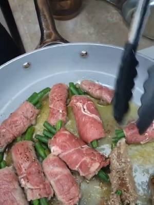 ​Rollitos de Res al Chipotle: ¡Súper Jugosos y Llenos de Sabor!🥩🫛 Relleno y Rollitos Cocción y Sazonado 8 rebanadas delgadas de bistec de res (aguayón, pulpa o arrachera delgada) Aceite de oliva para sellar 250 g de ejotes (frijoles verdes) frescos, sin puntas 1/2 cdta de ajo en polvo 100 g de queso fresco o panela cortado en tiras (opcional) Sal y pimienta al gusto  1/2 cdta de orégano seco #RecetasFaciles #RollitosDeCarne #ComidaCasera #BistecRelleno #CenaFacil 