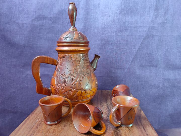 Bule grande madeira com relevo de flores e frutos. Decoração boho única product image (1)