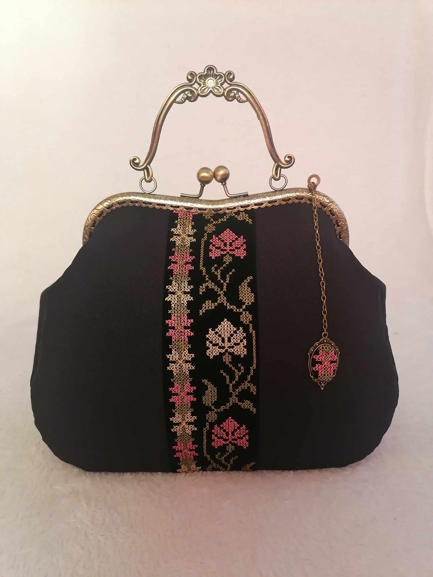 Traditional vintage-style handbag product image (2)
