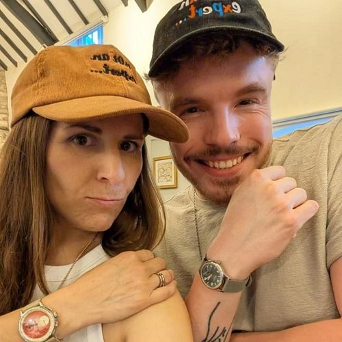 Me and @sophiescottlewisart wearing the best hats out there 😎