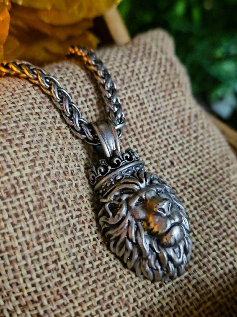 The Armored Kingdom Regal Roar Necklace product image (3)