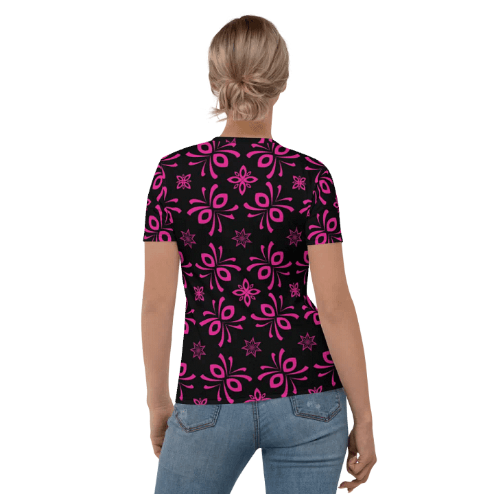 Black tee w. Pink designs product image (2)